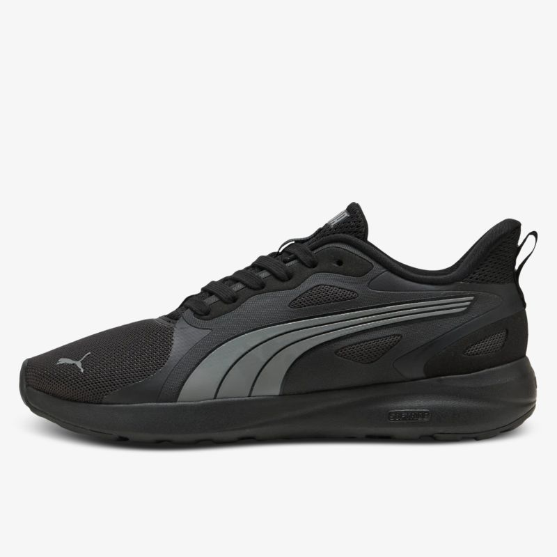 Leichter schwarzer Sportschuh mit atmungsaktivem Material und rutschfester Sohle in klarer Seitenansicht