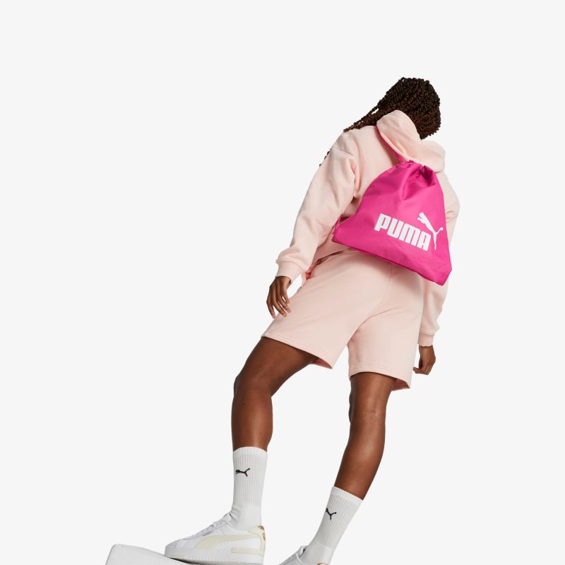 Modische Sportbekleidung mit Hoodie, Shorts und stylischem pinken Rucksack. Ideal für trendbewusste Aktivitäten.