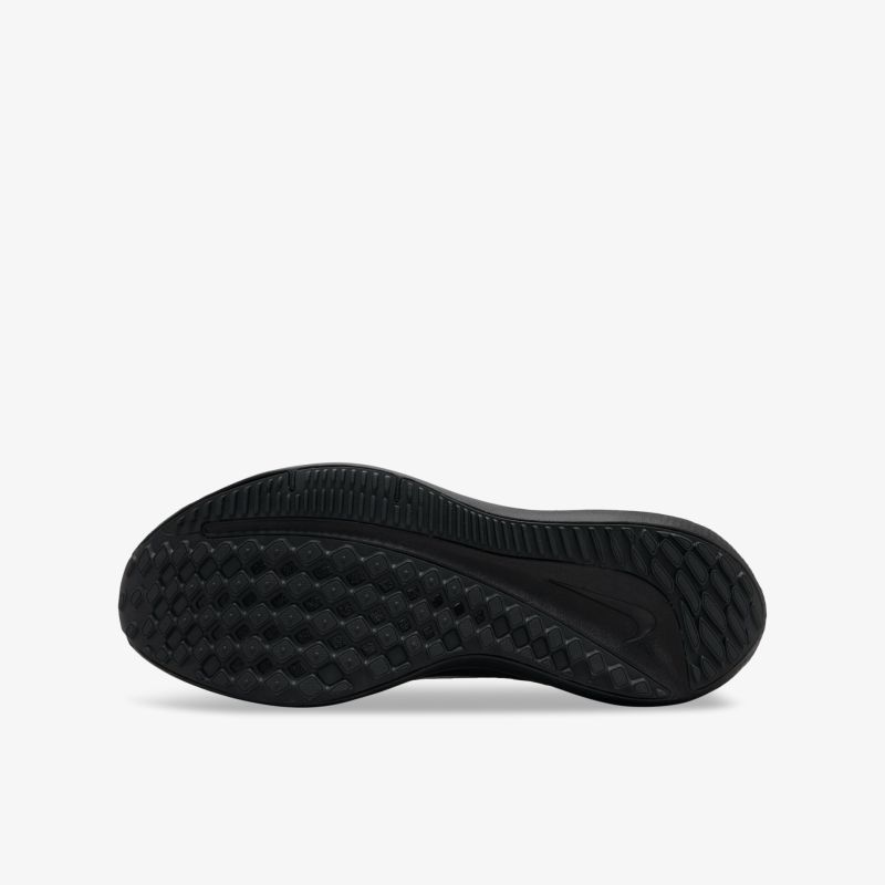 Moderner Schuh mit rutschfester Sohle und komfortablem Design für vielseitige Aktivitäten.