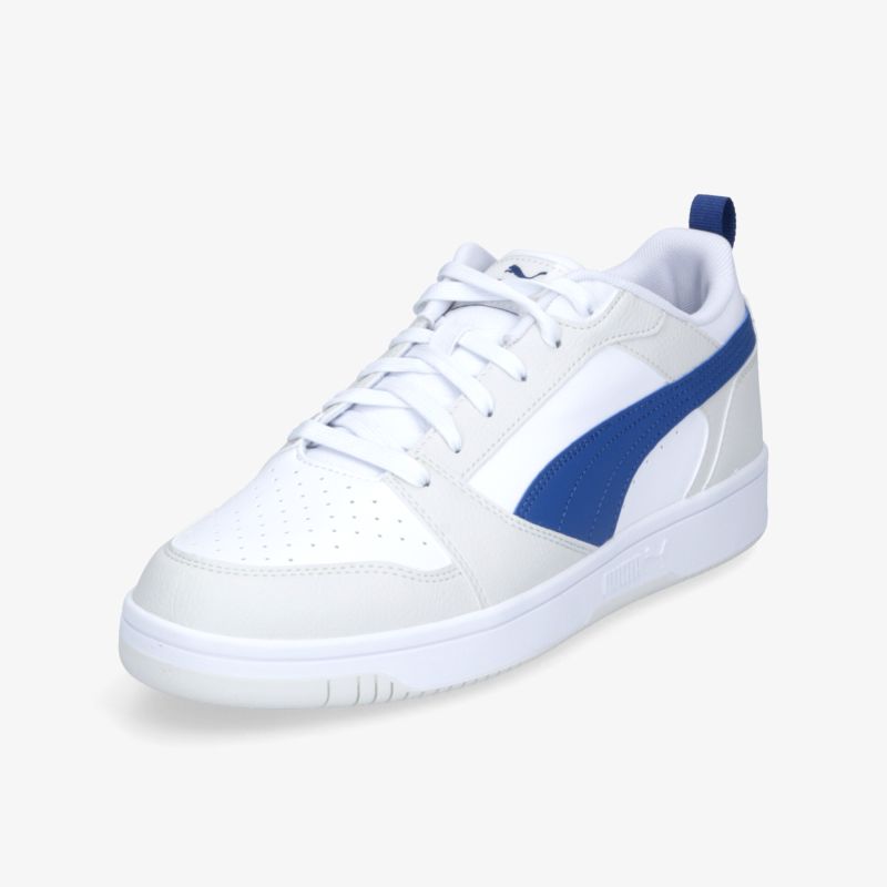 Moderner weißer Sportschuh mit blauer Akzentfarbe, atmungsaktiv und bequeme Passform, rutschfeste Sohle