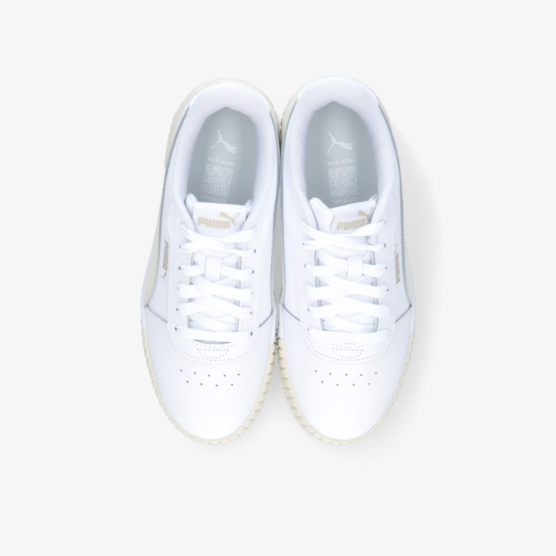 Weißes Sneaker-Paar in Draufsicht mit sportlichem Design, bequemen Schnürsenkeln und atmungsaktivem Material