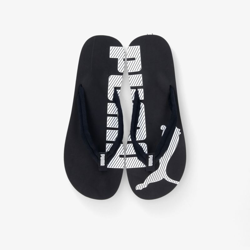 Stilvolle schwarze Flip-Flops mit markantem Logo, ideal für entspannten Tragekomfort und sicheren Halt.