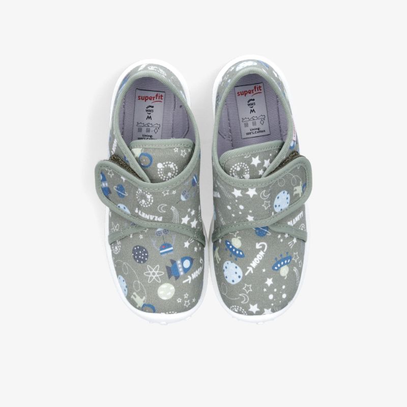 Graue Kinderschuhe mit Klettverschluss und gemustertem Design, bequeme und sichere Passform für Alltag und Spiel