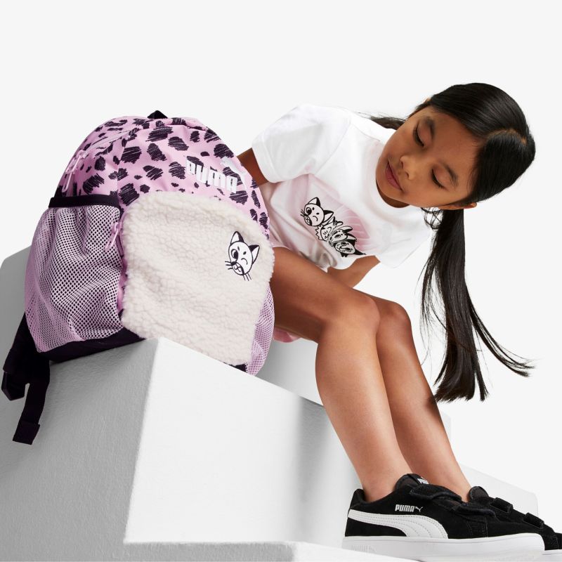 Trendige schwarze Sneaker mit weißer Sohle und stylischem Design, ideal für modernen Alltagslook.