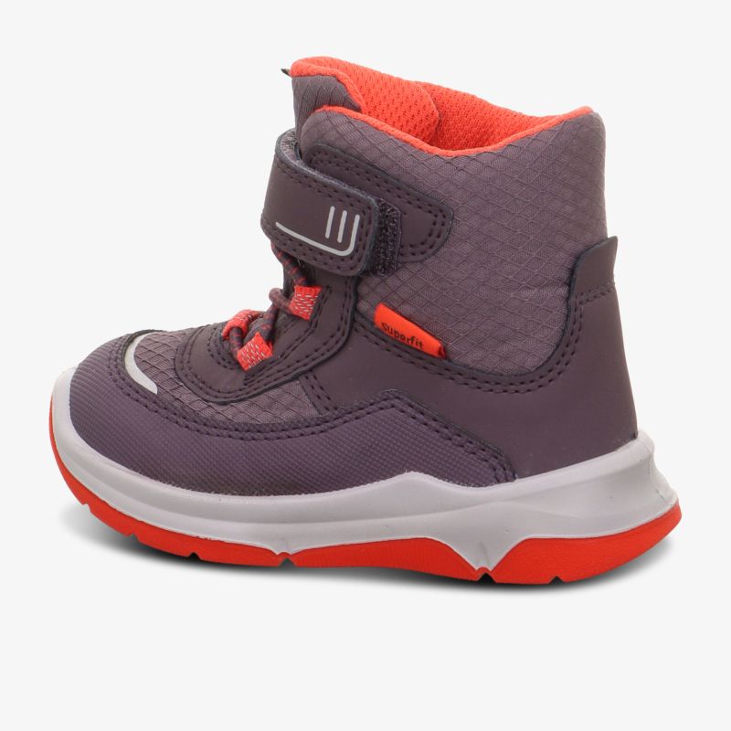 Robuster Kinderschuh seitlich mit Klettverschluss und profilierter Sohle, perfekt für aktive Outdoor-Aktivitäten.