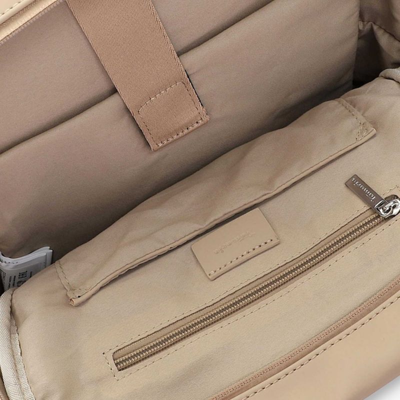 Beige Tasche mit Reißverschluss-Innenfach sorgt für übersichtliche und sichere Aufbewahrung persönlicher Gegenstände