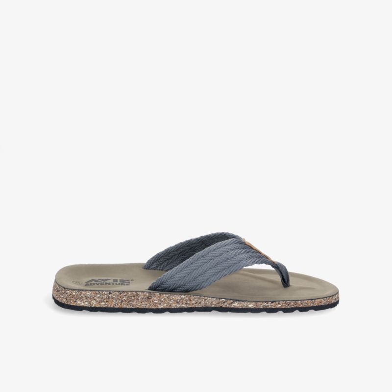 Seitenansicht eines bequemen Flipflops mit weicher Korksohle und robustem, leichtem Design für angenehmen Tragekomfort