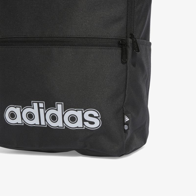 Schwarzer adidas Rucksack mit großem Logo, strapazierfähig und praktisch für Alltag und Sport.