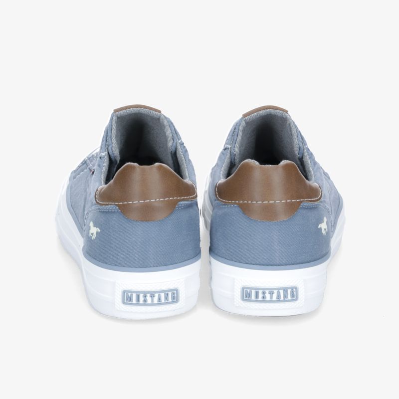 Moderne blaue Sneaker mit Lederdetails und robuster Sohle. Perfekt für einen lässigen und bequemen Look.