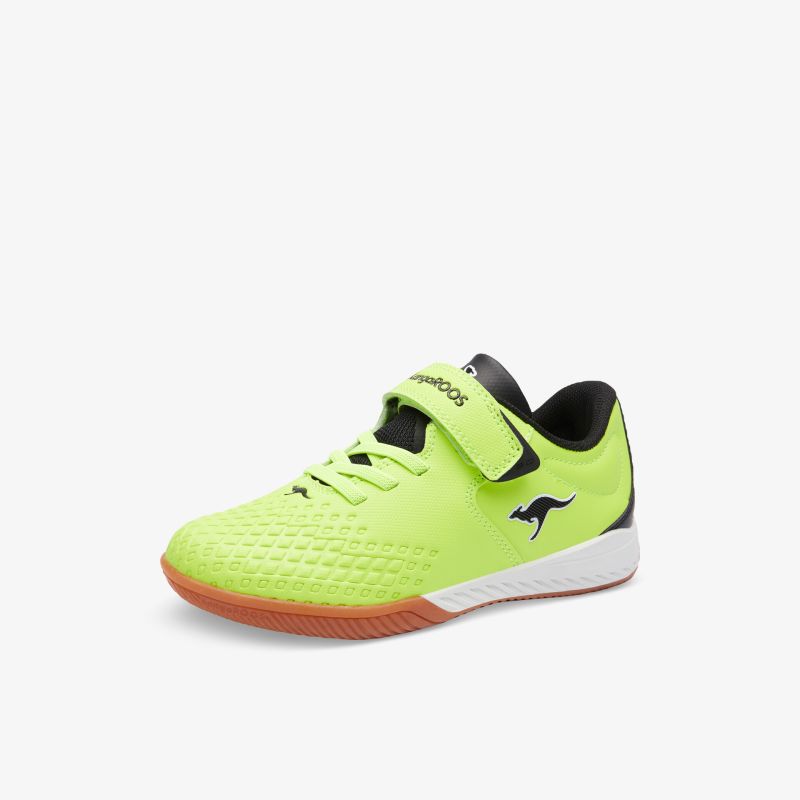 Leuchtend grüner Sportschuh mit Klettverschluss und robuster Sohle für optimalen Halt auf Hallenböden.