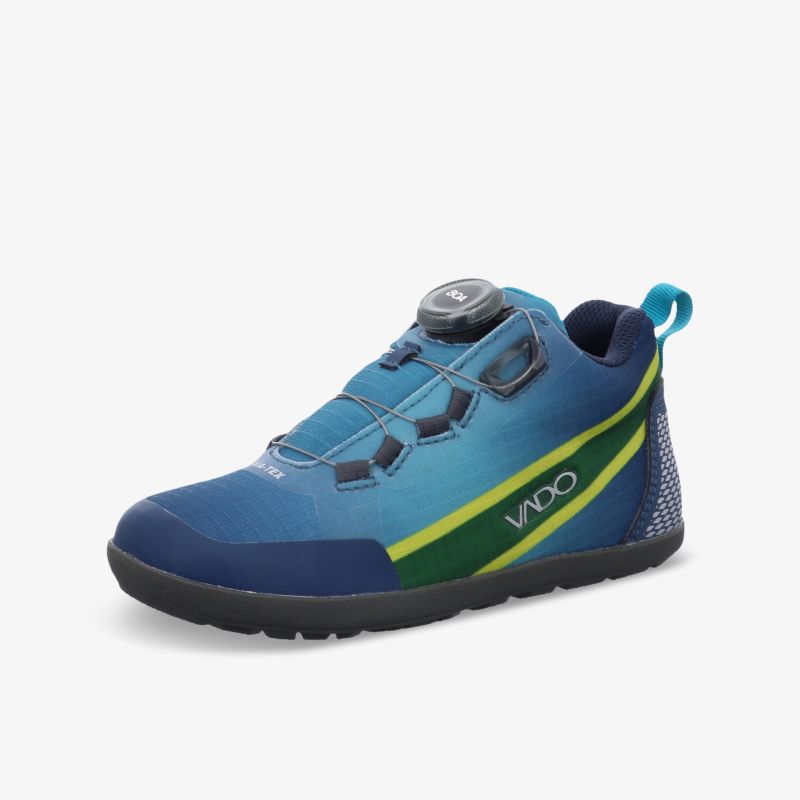 Blaue Freizeitschuhe mit Schnellverschluss und grünen Akzenten, ideal für sportliche Aktivitäten.