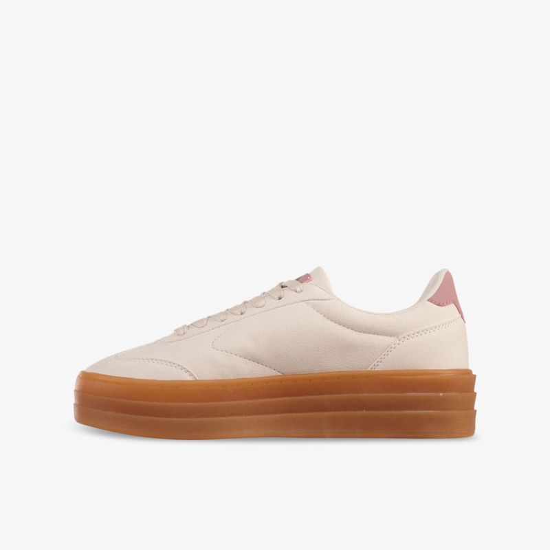 Moderner Sneaker in heller Farbe mit dicker brauner Sohle, bequemer und stylischer Schuh für den Alltag
