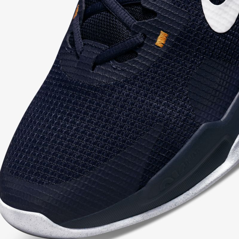 Moderner Sportschuh mit atmungsaktivem Mesh-Obermaterial in dunklem Farbton für Komfort und Stil.