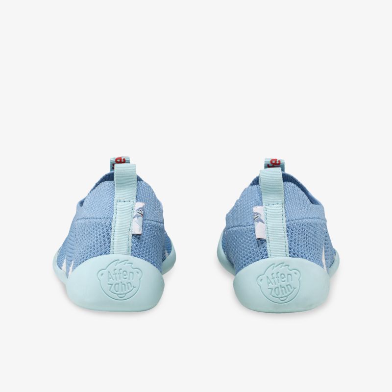 Leichte blaue Sneaker mit flexibler Sohle, komfortabel und sportlich, Rückansicht des Paar Schuhe