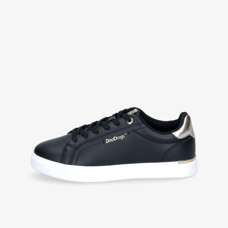 Moderner schwarzer Sneaker mit weißer Sohle und seitlichem Logo, sportlich und bequem