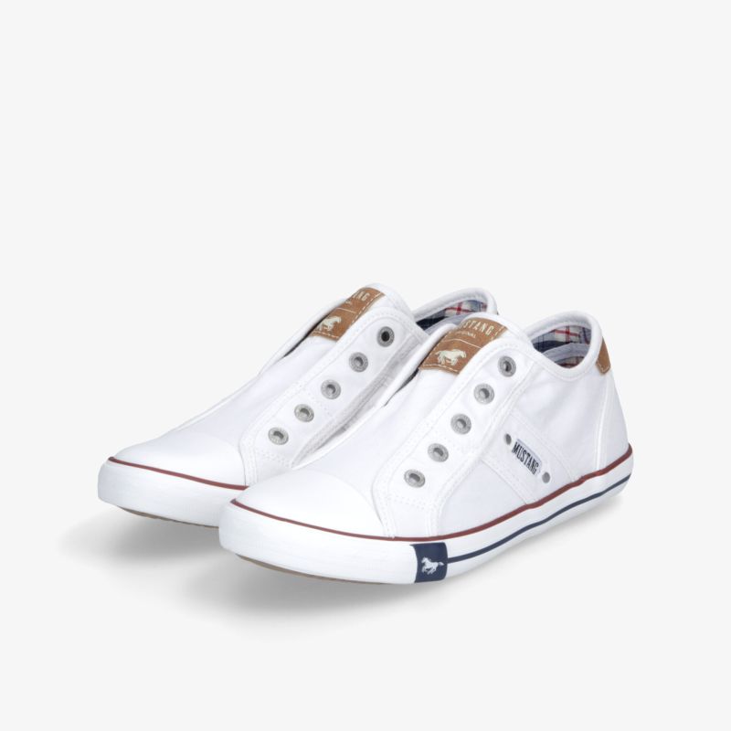 Weiße Slip-On Sneaker im Paar, leichter und bequemer Schuh mit elastischem Einstieg für einfaches An- und Ausziehen