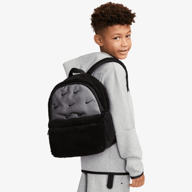 Moderner schwarzer Rucksack mit viel Stauraum und komfortablen verstellbaren Trägern, getragen auf Rücken