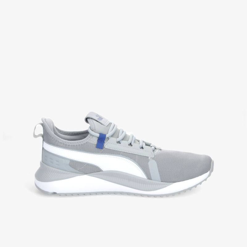 Moderner leichter grauer Sportschuh mit atmungsaktivem Material und flexibler, stoßdämpfender Sohle seitlich dargestellt