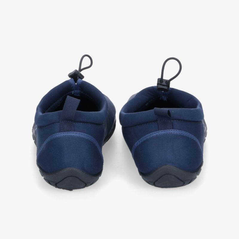 Rückansicht von blauen Sportschuhen mit rutschfester Sohle und bequemer Polsterung