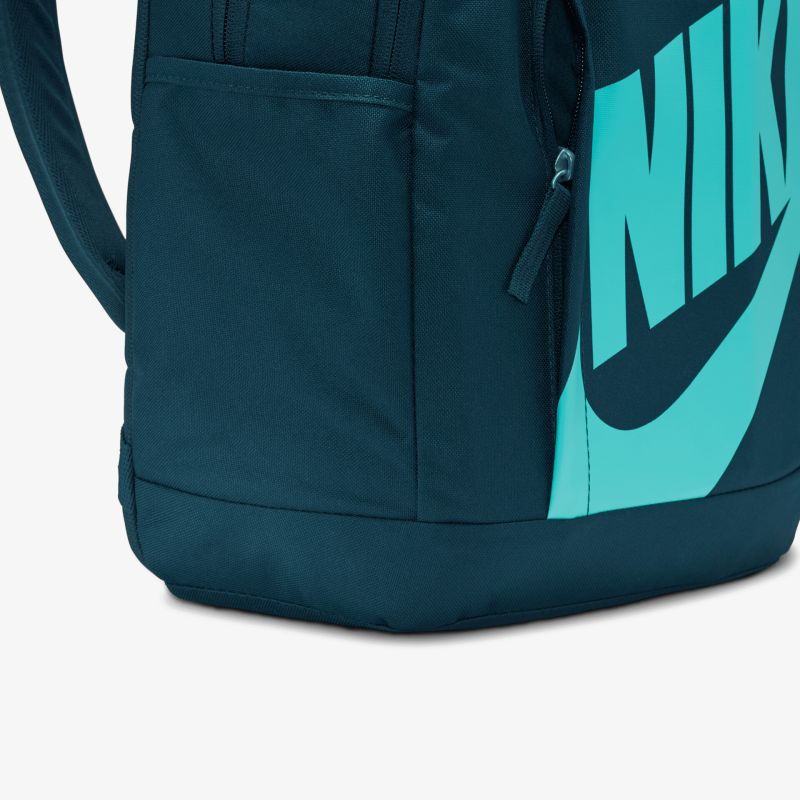 Detailansicht eines robusten blauen Nike Rucksacks mit türkisfarbenem Logo und praktischem Reißverschluss
