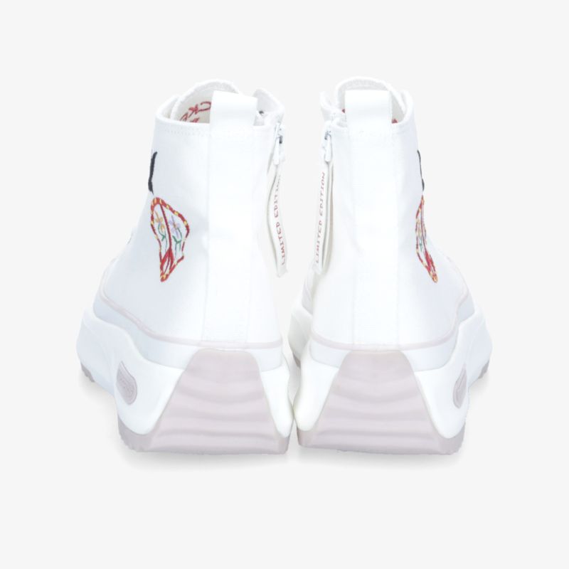 Moderner weißer Sneaker mit seitlichem Reißverschluss und robuster, eleganter Sohle. Perfekt für jeden Anlass.