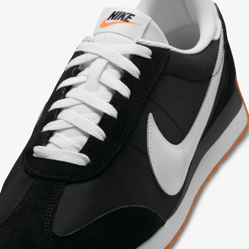 Nike Sneaker in Schwarz und Weiß mit klassischem Design und Komfort