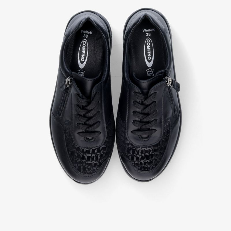 Schwarze Sneaker im Paar, bequem und sportlich mit Schnürung und seitlichem Reißverschluss, Draufsicht auf beide Schuhe