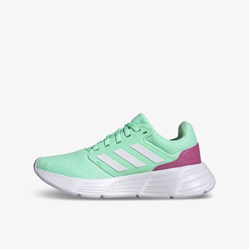 Stylischer grüner Sneaker mit komfortabler Passform und markanten weißen Streifen, seitlicher Blick.