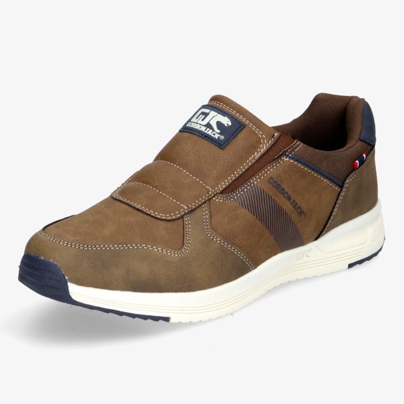 Moderner, brauner Slip-On-Sneaker mit leichtem Material und sportlichem Design für maximalen Tragekomfort.