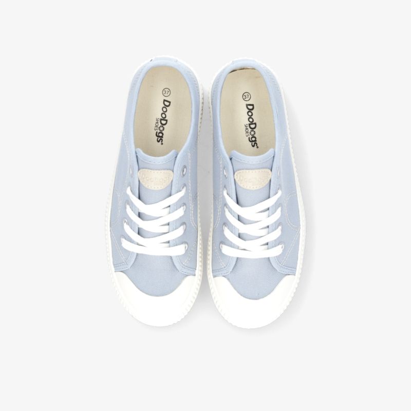 Leichte und modische lilafarbene Schuhe mit weißen Schnürsenkeln, ideal für einen sportlichen Look.
