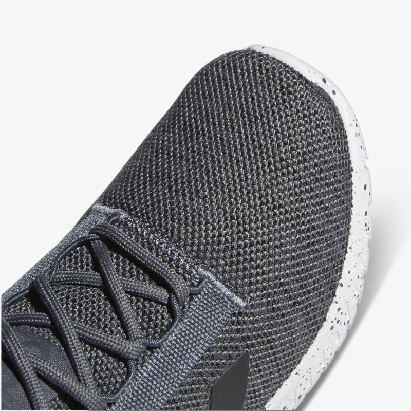 Moderner Sportschuh mit atmungsaktivem Mesh-Obermaterial und leichtem Design für ultimativen Komfort.