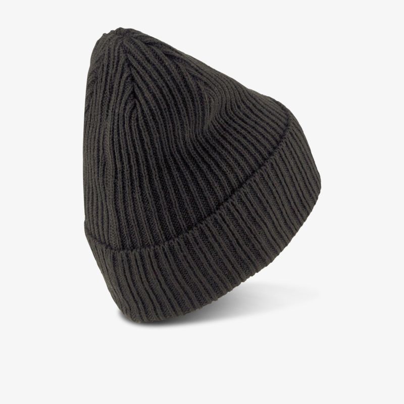 Schwarze Strickmütze mit komfortabler Passform und stylischem Design, ideal für kalte Tage.