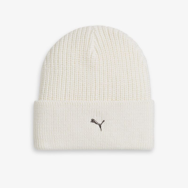 Weiße Strickmütze mit Logo, bequem und stylisch, für kalte Tage geeignet.