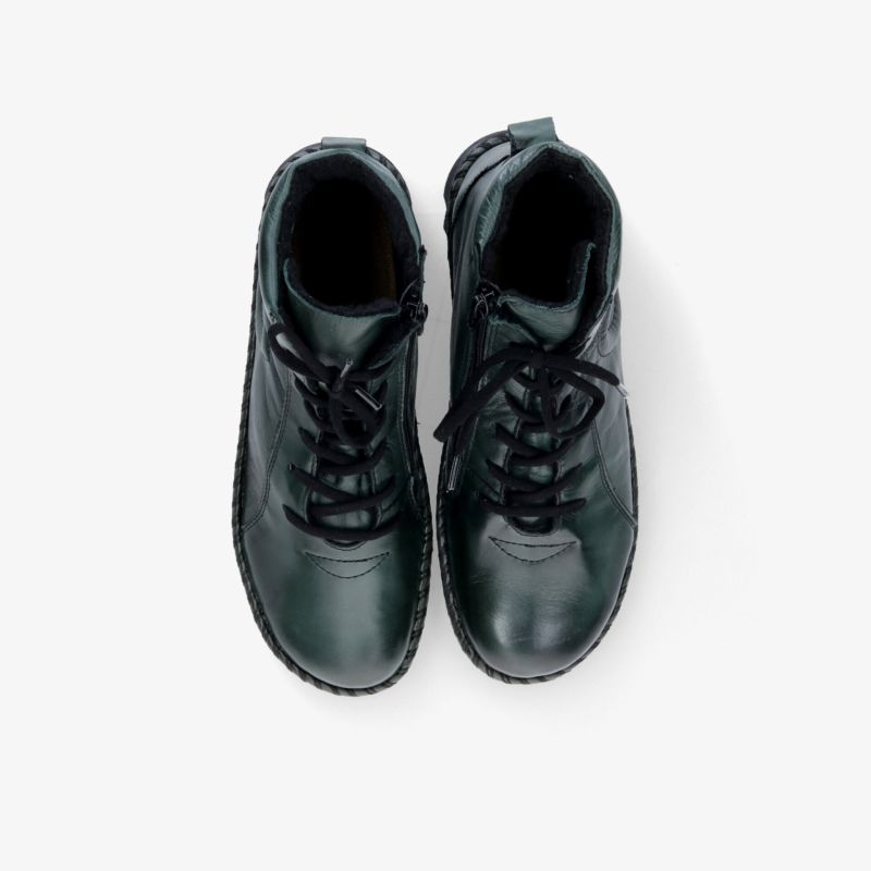Schwarze robuste und bequeme Sneaker als Paar in sportlichem Design mit stabiler Schnürung