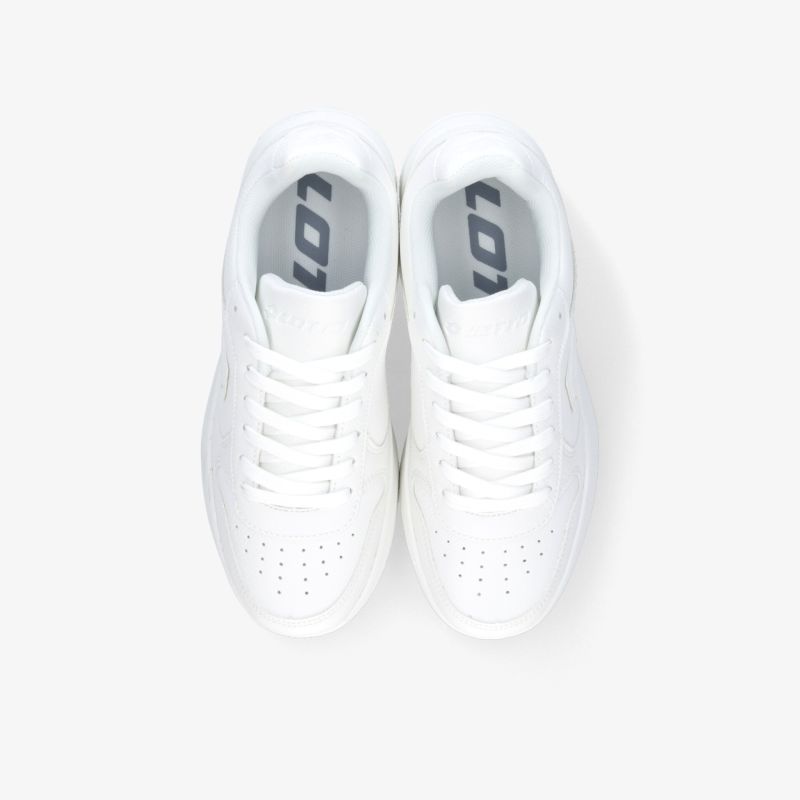 Weiße Sneaker mit Belüftungsöffnungen und Schnürsenkeln in moderner, komfortabler Ausführung von oben
