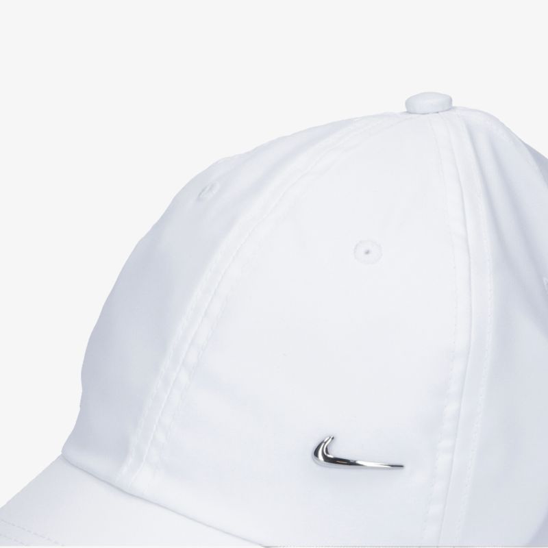 Elegante weiße Kappe mit hochwertigem Logo-Detail für einen stilvollen, sportlichen Look.