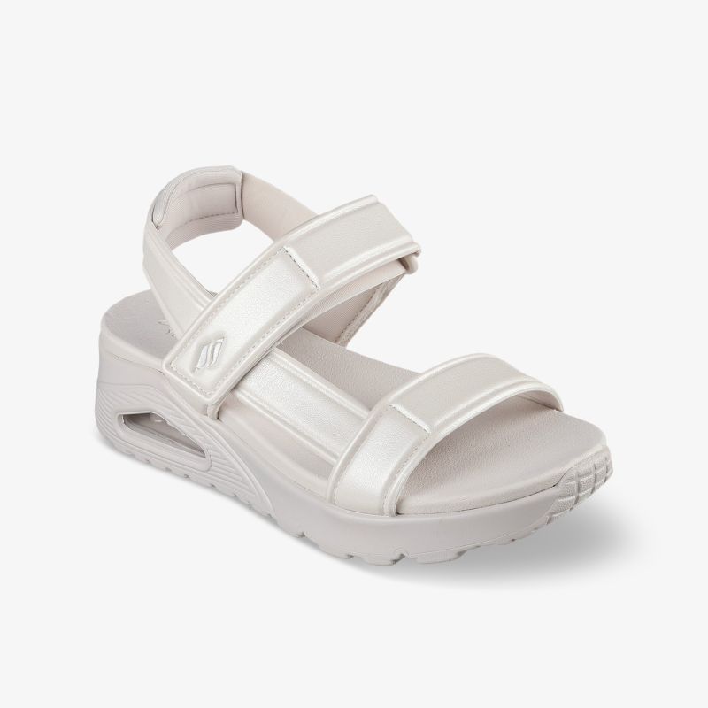 Weiße bequeme Sandalette mit verstellbarem Riemen und gepolsterter Sohle für optimale Passform und leichten Tragekomfort