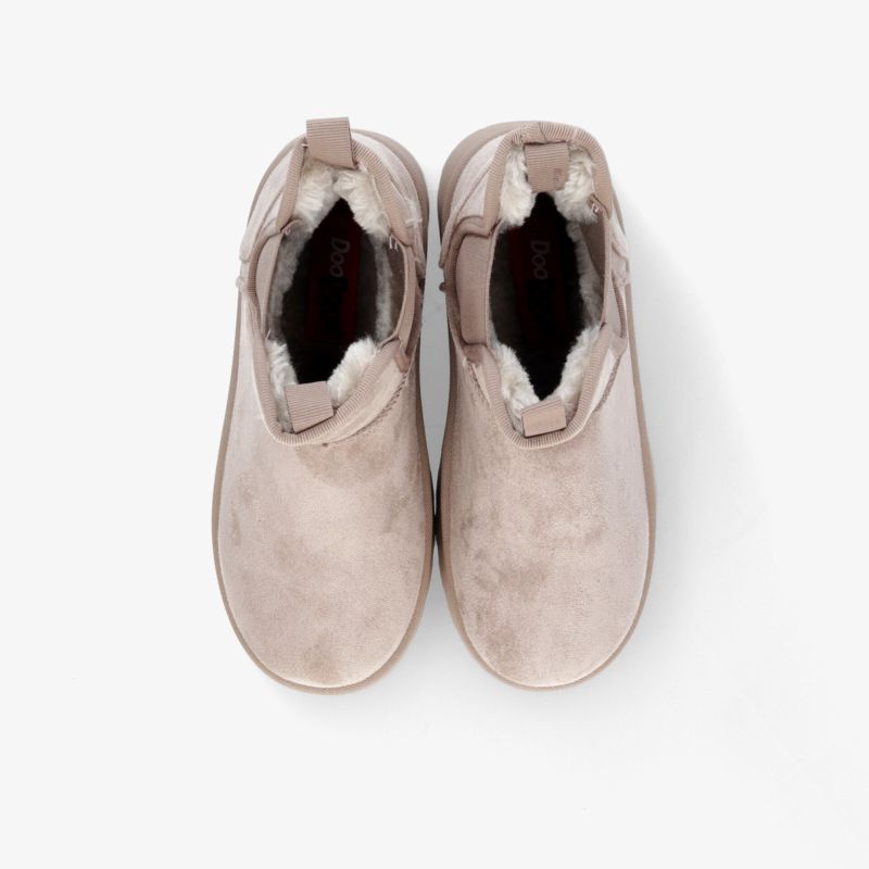 Beige Winterstiefel mit weichem, kuscheligem Fellfutter, robust und bequem für kalte Tage
