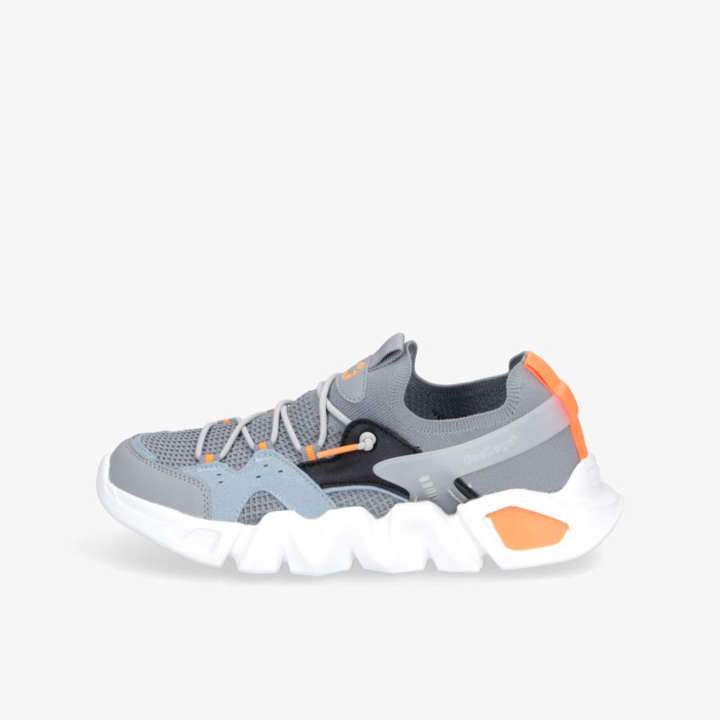 Sportlicher grauer Sneaker mit weißer Sohle und orangefarbenen Akzenten, leicht und komfortabel für vielseitigen Einsatz