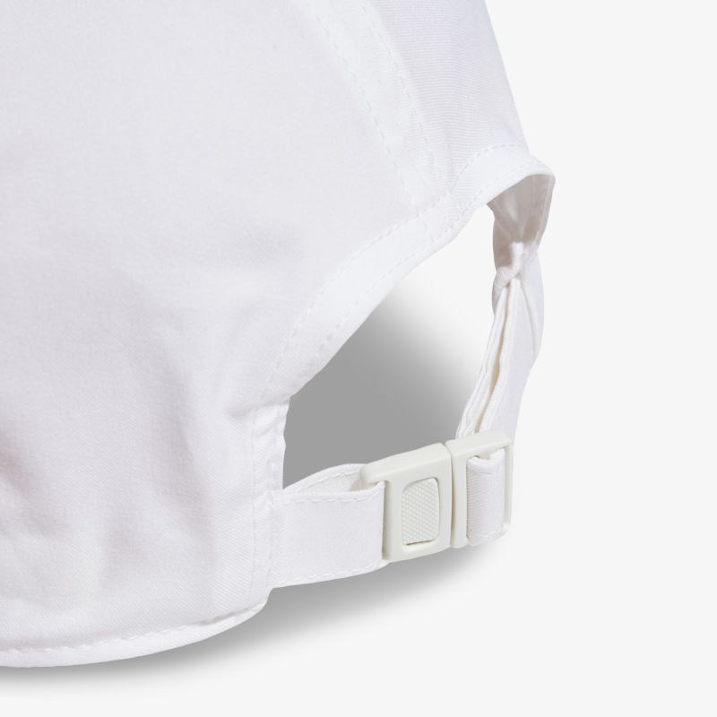 Weiße verstellbare Baseballkappe mit hochwertigem Verschluss für optimalen Tragekomfort.