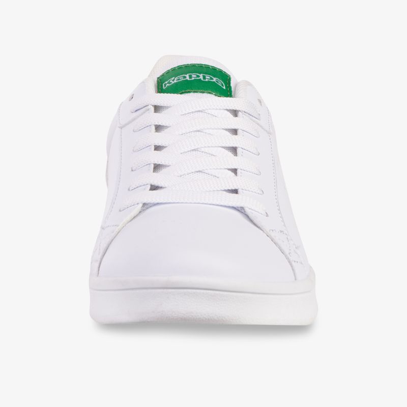 Weißer Sneaker Frontansicht mit glatter Oberfläche und schnürsenkeln, sportiv und bequem gestaltet