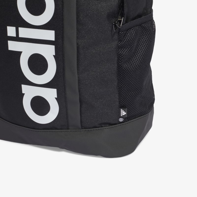 Robuster schwarzer Rucksack mit großem Logo, geräumigen Fächern und seitlichen Taschen für vielseitige Nutzung.