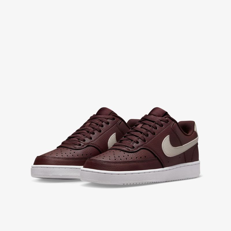 Stilvolle braune Sneaker mit markantem weißem Logo und Sohle bieten Komfort und sportlichen Look für den Alltag.