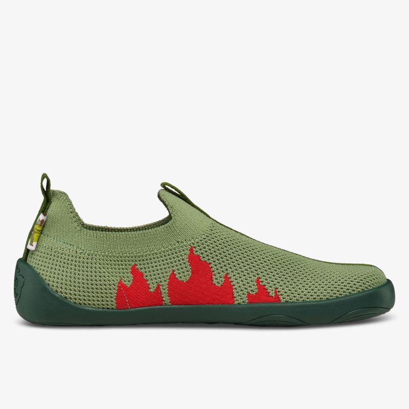 leichter, atmungsaktiver Schuh mit flexibler Sohle und markantem roten Flammenmuster seitlich