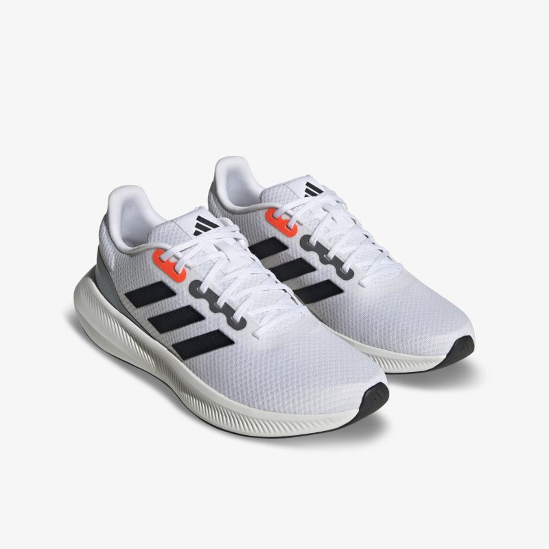 Weiße Adidas Sportschuhe mit schwarzem Streifenmuster, ideal für vielseitige sportliche Aktivitäten.