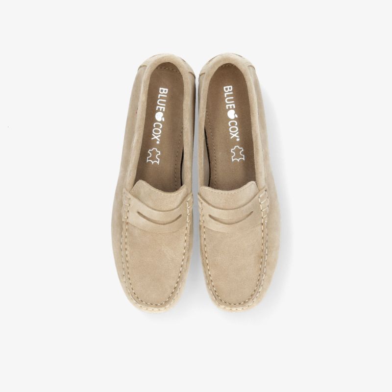 Beige Mokassins mit klassischem Design und hohem Tragekomfort, ideal für vielseitige Freizeit-Looks.