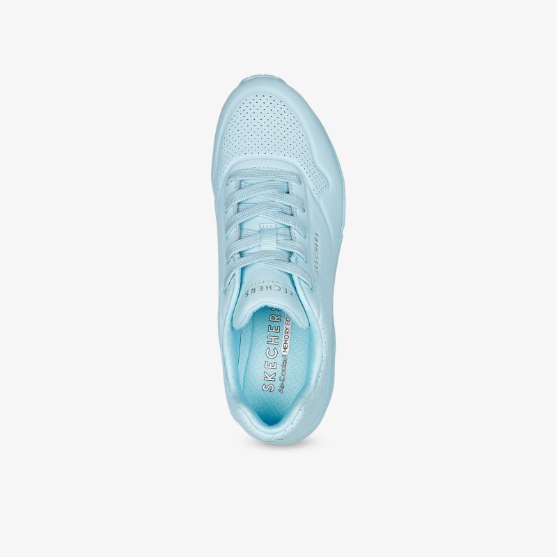 Hellblauer sportlicher Laufschuh mit atmungsaktivem Obermaterial und bequemer Polsterung oben aufgenommen