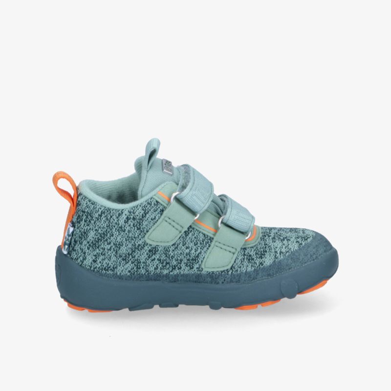 Bequemer und strapazierfähiger Schuh mit praktischen Klettverschlüssen und griffiger Sohle in modernem Design.