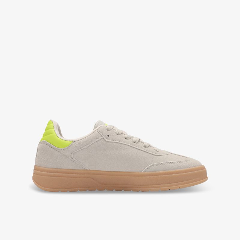 Beiger Sneaker mit robuster Gummisohle und neongelbem Fersenakzent, modern und komfortabel im klaren Seitenprofil