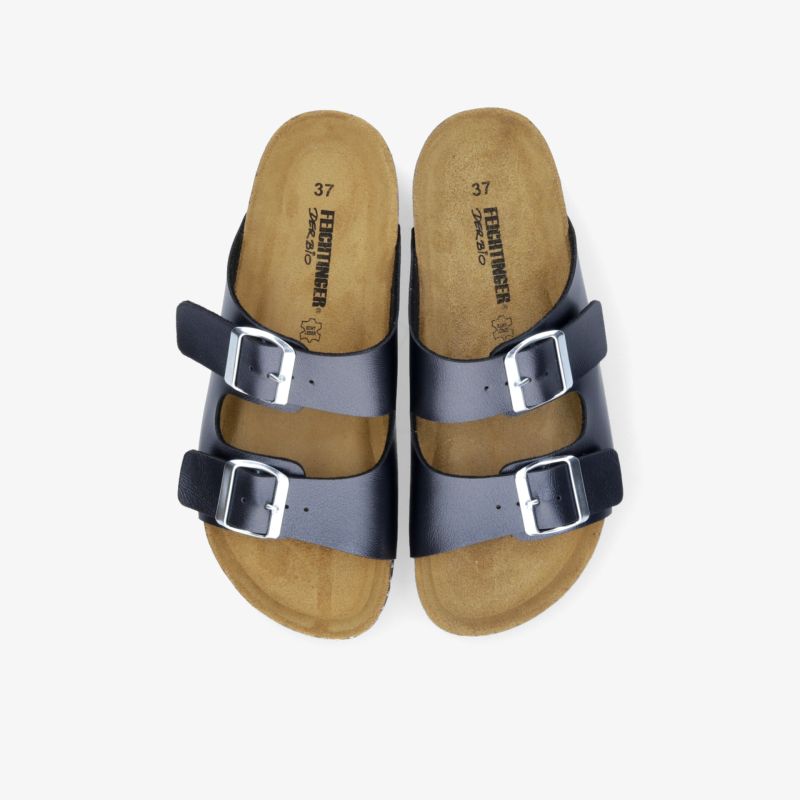 Zweifach verstellbare Sandalen mit ergonomischem Holzfußbett für optimalen Komfort und Halt.